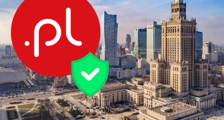 domena .pl z kłódką ochronną, w tle panorama Warszawy